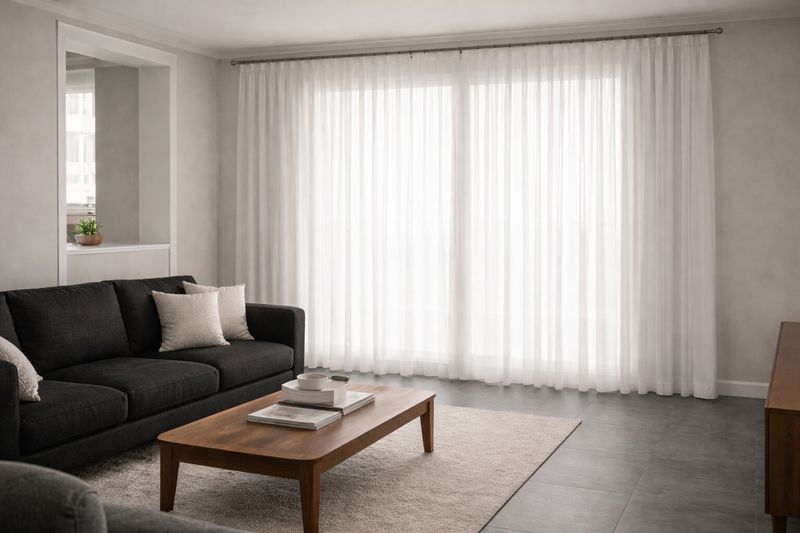 וילון לבן מבד עדין להצללה עדינה, המאפשרת חדירת תאורה טבעית הביתה